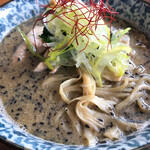 ラーメン イッケン - エッジが効いた中太麺。ネギの魔術師のネギが旨い！