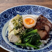 チャーシューと蒸し鶏のせご飯