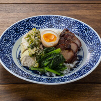 チャーシューと蒸し鶏のせごはん