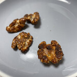 おやつ研究所 - サクサクポリポリ止まらないお菓子、胡桃キャラメルゼ。キャラメルは薄く、胡桃が香ばしいです。370円