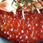 喰い処 鮭番屋 - 鮭の親子丼・イクラ部分