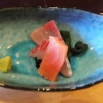 うみからそらへ - 刺し身は マグロ  タイ カンパチ  ツマにワカメ