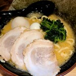 Yokohama Ie Keira-Men Rikimaruya - 豚骨醤油MAX930円