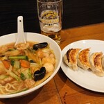 Chuukaryouri Koumanen - ■(晩酌セットメニュー)生ビール(中)・焼き餃子 980円(内税)■ ■五目ラーメン 750円(内税)■