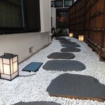 Kohakufutabadou - 通りから、石畳を通って入り口に向かいます…（まるで格式あるお宅にお邪魔する感覚(*´ω｀*)）