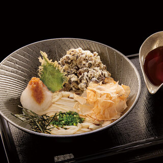 天妇罗Maitake Ten no Oroshi Chikake（Maitake Mushroom Tempura with Grated Chilled Maitake Mushrooms），使用的是为 "Maitake Ten no Oroshi Chikake "制作的香菇。