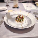 ASAHINA Gastronome - 料理全てにガラスドームが被され登場します。
      開けられた瞬間、素敵な料理が現われます。