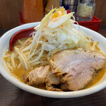 萬馬軒 橙 - 辛味噌ラーメン（麺大盛り）1,050円。