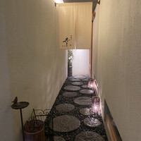 やすい - 入り口までのアプローチ