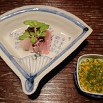 鈴田式 - 徳島の白甘鯛に燻したキャビア 紹興酒の煎り酒で