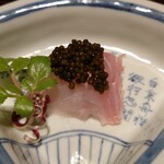 鈴田式 - 徳島の白甘鯛に燻したキャビア 紹興酒の煎り酒で