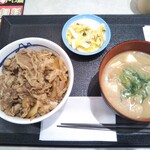 松屋 - 牛めし＋豚汁変更＋お新香 660円(税込)(2022年1月31日撮影)