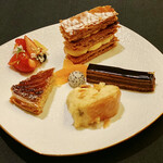 ガストロノミー ジョエル・ロブション - ガレットデロワ、サラダフリュイ、ミルフィーユバニーユ、オペラ、サヴァランオランジュ