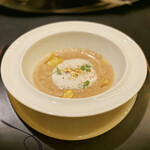 ガストロノミー ジョエル・ロブション - シャテーニュ なめらかなヴルーテにしベーコンの香るカプチーノとセロリをアクセントに