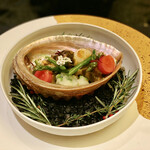 ガストロノミー ジョエル・ロブション - やわらかく蒸し上げた黒鮑と"海老原ファーム"の蕪のアンブーレを濃厚な肝のソースで