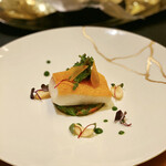 ガストロノミー ジョエル・ロブション - カラスミのクルートを纏ったマナガツオ マスタードを合わせた菜の花とジュドポワソンを添えて