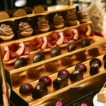 ガストロノミー ジョエル・ロブション - パートドフリュイ、カヌレ、モンブラン、いちごのプチフールタルト、ボンボンショコラ各種