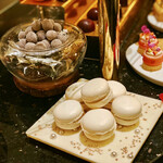 ガストロノミー ジョエル・ロブション - ヘーゼルナッツショコラ、マカロンバニーユ