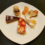 ガストロノミー ジョエル・ロブション - タルトショコラ、シュー・ア・ラ・クレーム・カフェ、金柑のコンポート、サントノーレカラメル、タルトシトロン。タルトフレーズ