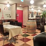 BISTRO 石川亭 - 店内のテーブル席の風景です