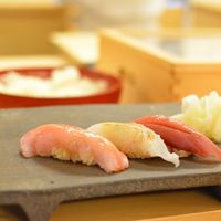 鮨裕 - 醤油につけずそのまま食べれる仕事がしてあるお鮨たち。