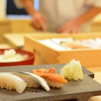 鮨裕 - 上品なサイズのシャリ（赤酢）とネタのバランスも絶妙です。