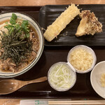 手打うどん いわしや - 肉ぶっかけ(冷)と天ぷら