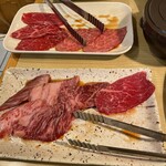 Yakiniku Daitouryou - 手前が満腹定食（食べかけ）、奥がレディースランチ（食べかけ）のお肉