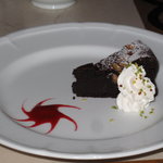 リストランテ　ディ・カナレット - デザートのチョコレートケーキ。甘さ控えめでナッツがたくさん。大人の味。甘さを口に残し、エスプレッソで流し込むべし。