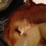 本町金六 - 玉ねぎのグリルはクローブが刺してあるスパイシーな一品