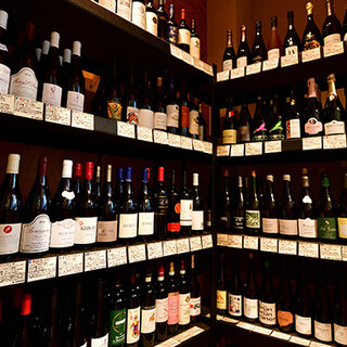 Find your favorite drink in the walk-in wine cellar♪