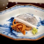 Edomae Shibahama - 細魚も赤貝も、あらかじめ旨みを引き出す仕事が施されているけれど、何なのかはわからず。ただそのものの味わいが美味しい。細魚は添えられた独活と一緒に頂く。こんなに良く合うとは！