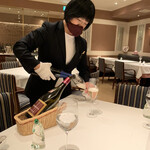 ル・マノアール・ダスティン - いつものごとく、デセールに合わせて、シャンパンは新しいグラスに注いでくれます。　分かってますねー！