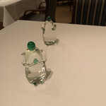 ル・マノアール・ダスティン - 8丁目の路面店時代はグラスに花弁が浮いてたんだけど、この店では　テーブルにはこの置物です。