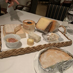 ル・マノアール・ダスティン - フロマージュのプレゼン　ここから2次会です。　カピカピのシェーブルに目が留まりました。