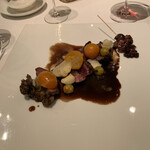 ル・マノアール・ダスティン - 鳩のロースト　右上の内臓の焼き鳥仕立ても五十嵐流！