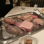 ル・マノアール・ダスティン - テーブルへの　本日の素材　プレゼン　　山鶉　羽鳥　乳飲み子羊　地鶏　鴨　牛