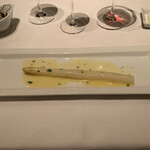 ル・マノアール・ダスティン - ホワイトアスパラガス　オランデーズではなくて、シンプルにブールブランソース　ホワイトアスパラの旨味、甘味が滲み出まーす。