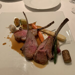 ル・マノアール・ダスティン - 乳飲み子羊のロースト　取り皿でシェアします。