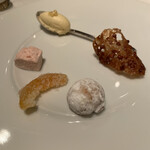 ル・マノアール・ダスティン - アミューズ2品　オードブル　メイン　フロマージュ　デセール　ミニャルディーズ　　王道ですねー！