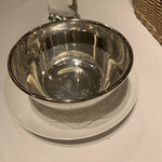 ル・マノアール・ダスティン - 必ずフィンガーボウルが用意されます。　乳飲み子羊も、鳩の肩、腿　手づかみでガブリ！　骨の周りが最高です！