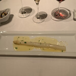 ル・マノアール・ダスティン - ホワイトアスパラガス　ブールブランソース　ソースにもアスパラの旨味滲み出してます。　ソーススプーンで掬って、チビリチビリ　最高の当てですよー。