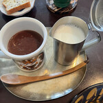 喫茶 橙灯 - 横の牛乳入れたら確実に溢れる。そのままでも飲めるドロドロチョコレート。牛乳入れるとなめらかに。