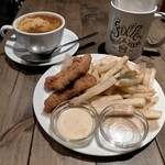 folk burgers&beers - チキンチップス600円、チリ500円