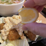 うどん居酒屋 江戸堀 - レモンを搾りましょう