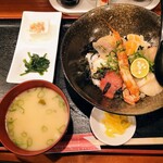 居酒屋 たっちゃん - 令和4年2月 ランチタイム
            海鮮丼 980円