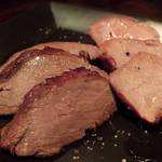 「鹿肉のスモークローストステーキ」：10日間熟成！鹿肉特有のぱさついた所が無く、
          しなやかな食感、熟れた旨み！
          