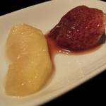 スモークソルト - 「林檎と苺のコンポート」：林檎はアブサンの薬草っぽい香りに包まれて
      ミステリアス♪
      苺は清々しさを活かして爽やかな甘さ♪