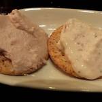 スモークソルト - 「マグロのたたき＆ロースハムのクリームチーズカナッペ」：生マグロのフレッシュ感やハムの上品なコクや香りが
      さりげないアプローチで、ズシ～ン♪
      