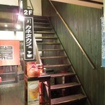 カネタカフェ - この階段を上がった2Fがカフェ
